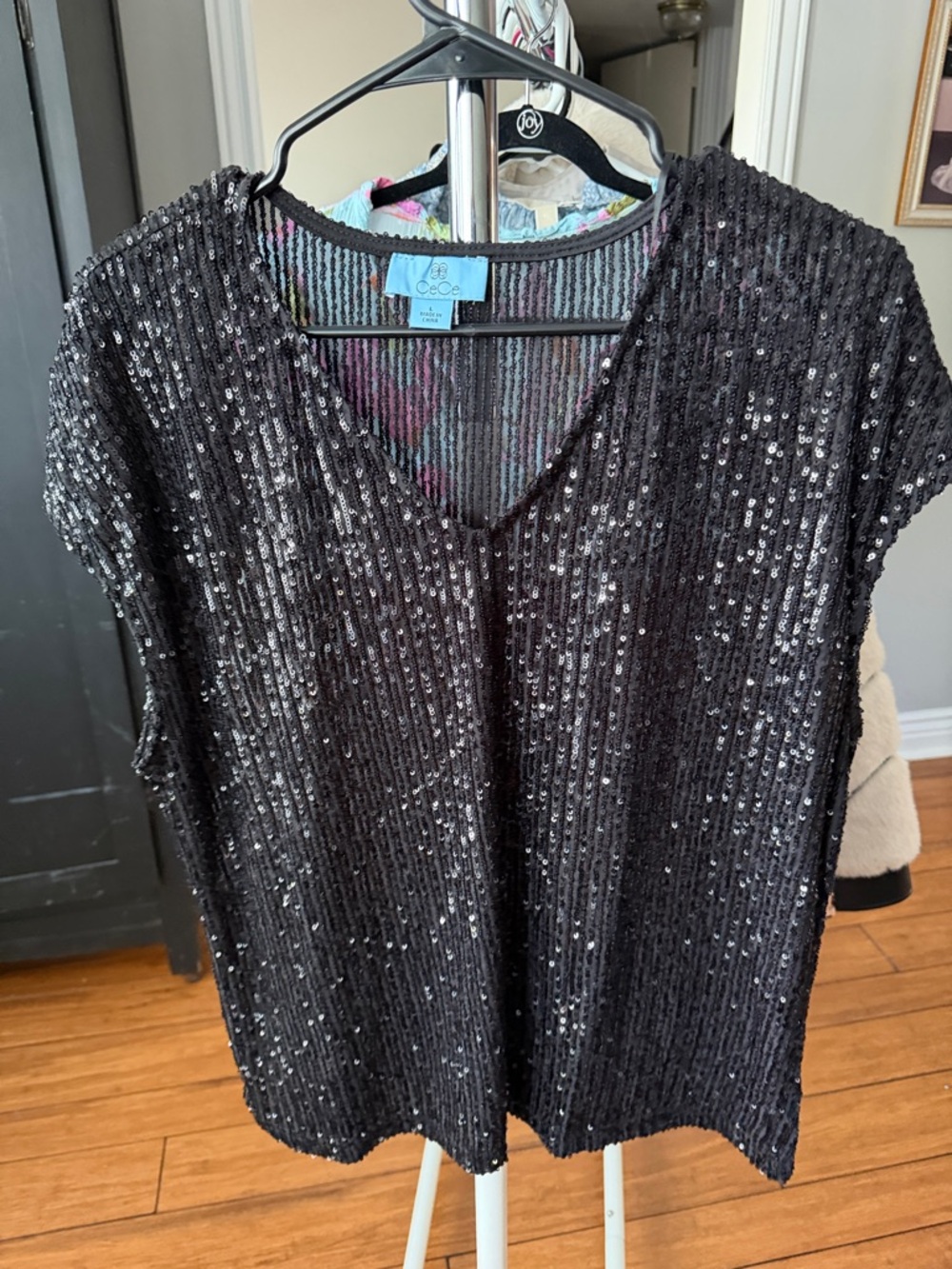 CeCe Black Sequin V-Neck Short Sleeve Top size L